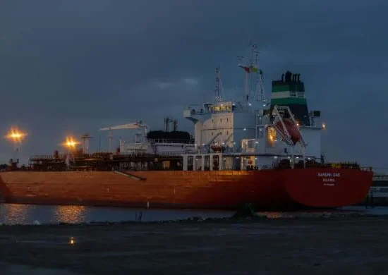 First Oil Shipment Arrives via Hormuz Amid Ongoing Iran Conflict