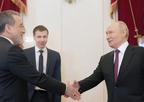 Russian President Vladimir Putin shakes hands with Iranian Foreign Minister Abbas Araghchi during a formal meeting, highlighting diplomatic engagement and Russia’s support for Iran amid ongoing tensions with the US.