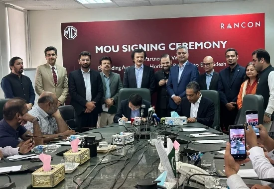 MG JW Automobile Pakistan and RANCON representatives shake hands during MoU signing ceremony for vehicle exports to Bangladesh