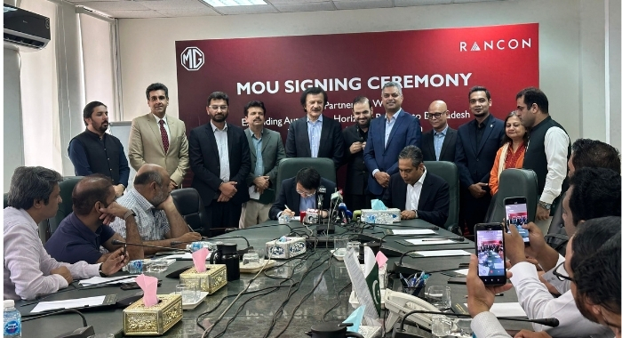 MG JW Automobile Pakistan and RANCON representatives shake hands during MoU signing ceremony for vehicle exports to Bangladesh