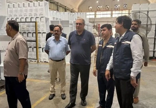 Federal Climate Secretary Awais Manzur Sumra and officials tour Dawlance’s Karachi manufacturing facility to review sustainable and ozone-safe refrigerator production.